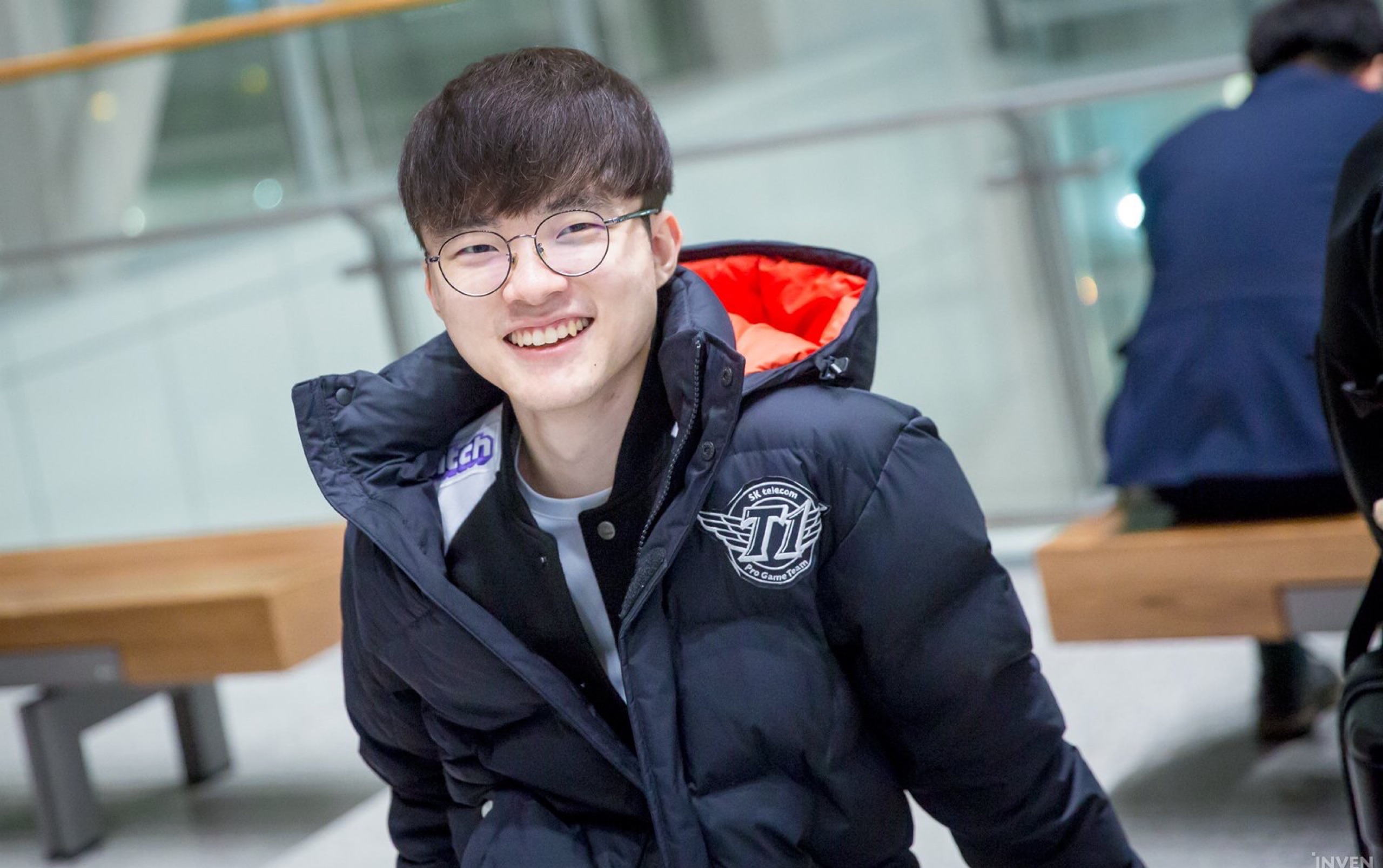 LNG Esports 模仿职业选手 knight 和 Alola 努力学习。 Bilibili Gaming 在第一场比赛中击败了 LNG Esports 。